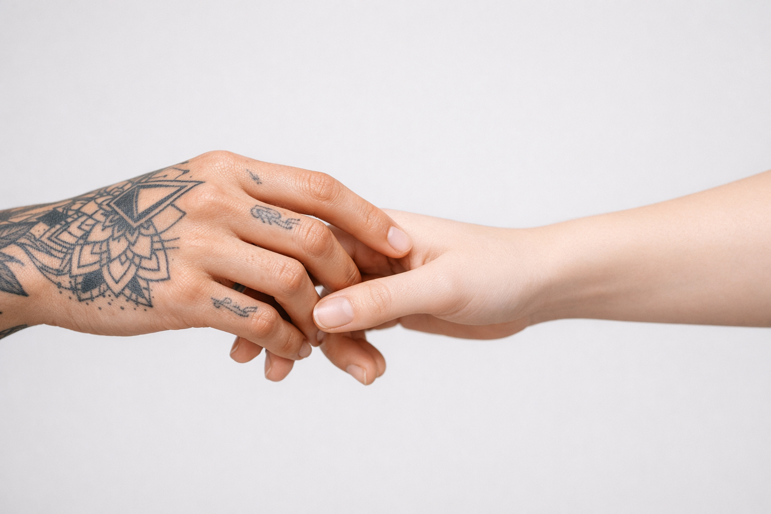 Séance de détatouage au laser sur une fleur tatouée dans le dos